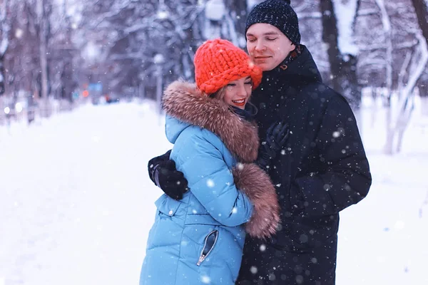 Joven pareja de amantes caminar en invierno parque —  Fotos de Stock