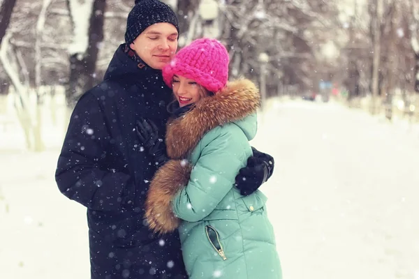Paar van jonge geliefden lopen in de winter — Stockfoto