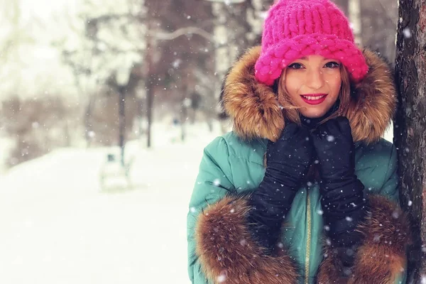 Menina no inverno banco de rua — Fotografia de Stock