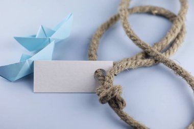 kalın örgülü halat ve gemi kağıt origami ile etiket