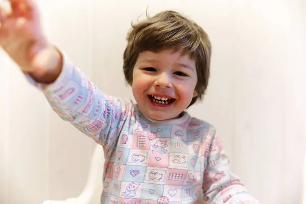 Gülen çocuk ve eğlenceli beyaz arka plana sahip — Stok fotoğraf