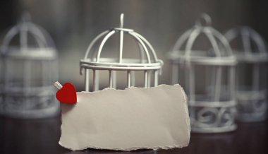 Beyaz çarşaf kağıt aşk notları ve kalp şekli