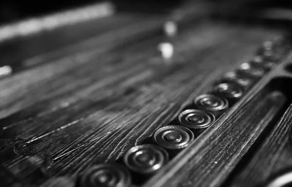 Mesa juego hecho a mano dados y backgammon juego — Foto de Stock