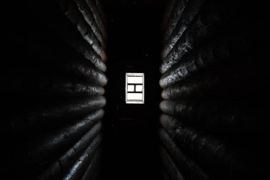 eski karanlık odada ahşap pencereden gelen güneş ışığı