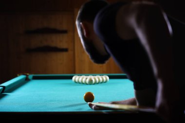 hansome adam yalnız bilardo oynarken