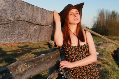 kovboy kız şapkası doğa