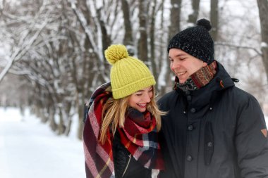 Genç aşıklar gülümseme kış yürüyüş