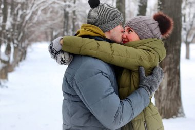 Genç aşıklar gülümseme kış yürüyüş