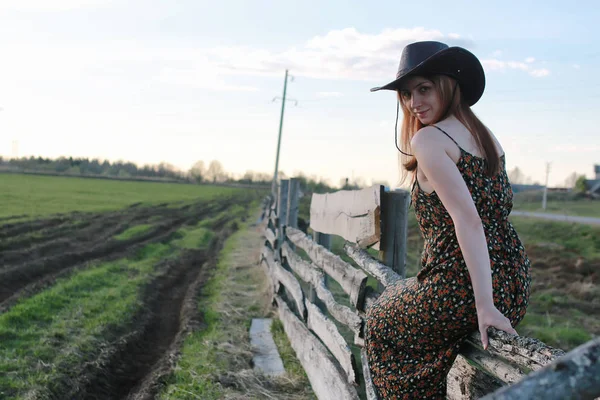 Cowgirl un cappello con chitarra — Foto Stock