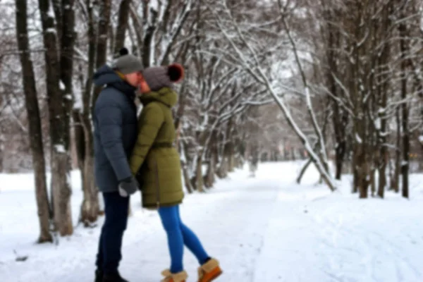 Sfocatura sfondo astratto di coppia eterosessuale strada a piedi wint — Foto Stock