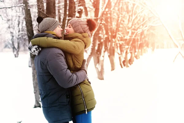 Amantes beso invierno calle — Foto de Stock