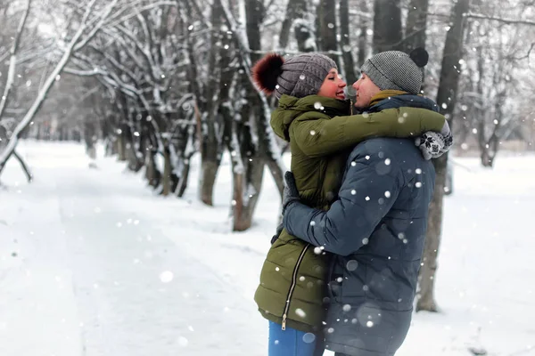 Casal amantes beijo rua de inverno — Fotografia de Stock