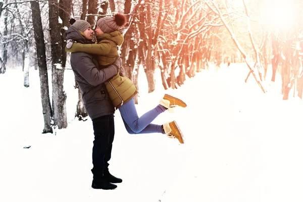 Pareja enamorada invierno al aire libre — Foto de Stock