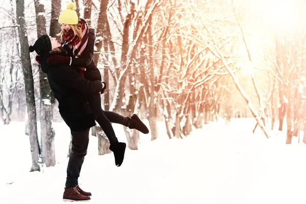 Пара гетеросексуалов на улице зимой — стоковое фото