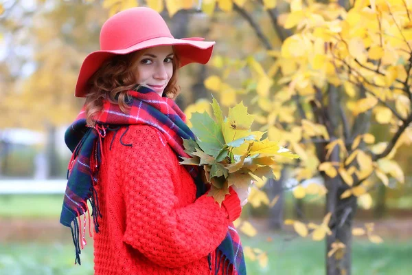 Femme en chapeau rouge automne extérieur — Photo