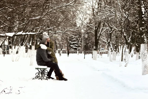 Kochankowie w parku w zimie — Zdjęcie stockowe