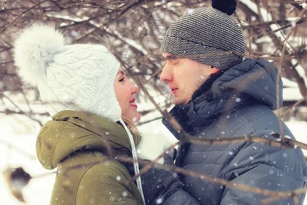Couple de jeunes amoureux hiver — Photo