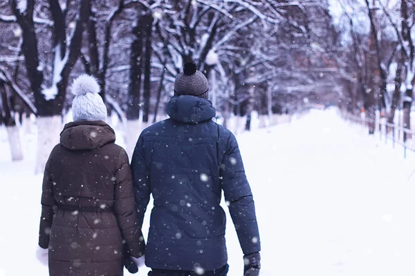 Giovane coppia passeggiando lungo la strada — Foto Stock