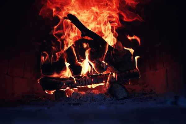 Стара піч з вогнем полум'я — стокове фото