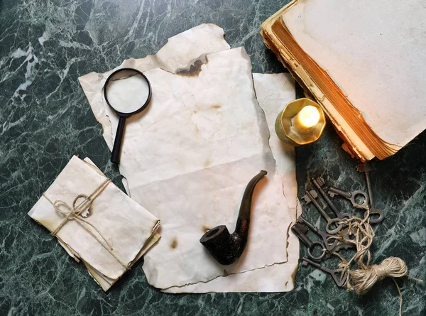 Papeles retro y libro sobre mesa de trabajo de detectives con herramientas — Foto de Stock