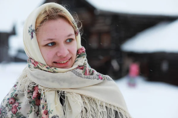 Young girls in traditional costumes of the Russian north in wint — Stock Photo, Image