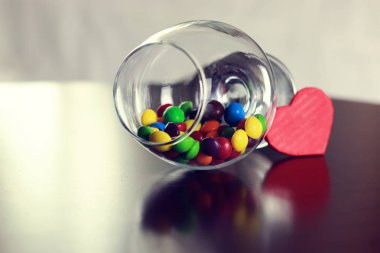 şeker hapı ile cam