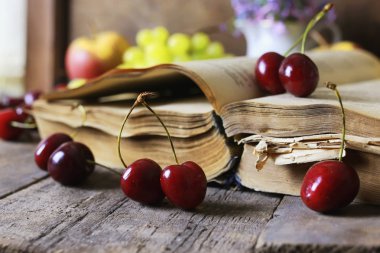 Retro kitap ve kiraz meyve