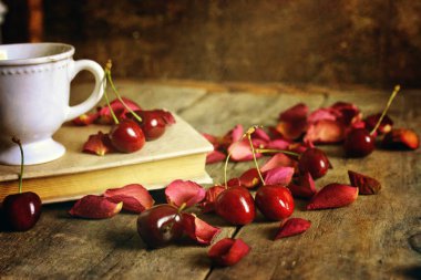 ahşap zemin retro üzerine kiraz berry