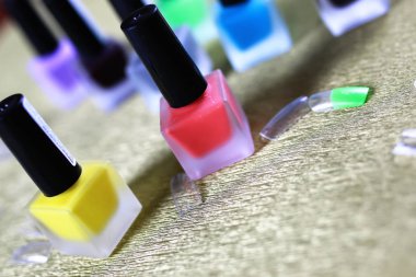 Manikür yanlış tırnak vernik