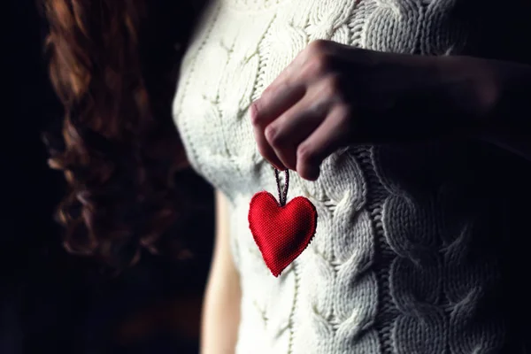 Mãos femininas coração peito amor — Fotografia de Stock