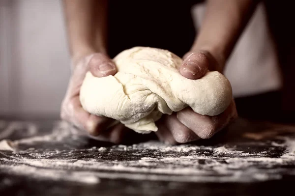 Pizza előkészíti tészta kézi feltét — Stock Fotó