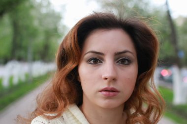 kız portresi bahar ağacı