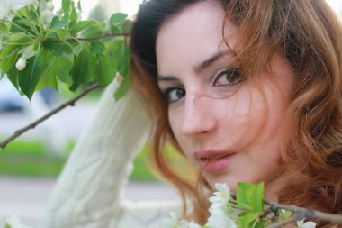 Elma çiçekli kadınlar
