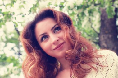 Bahar elma sokakta yürüyen kız