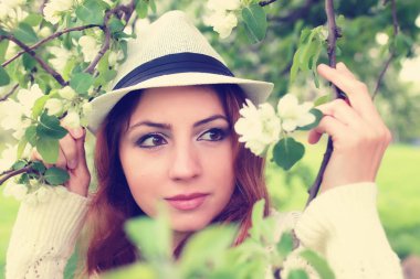 Elma ağacı çiçeğindeki kadın