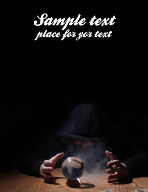 adam siyah başlıklı cristal topu ve metin için boş yer