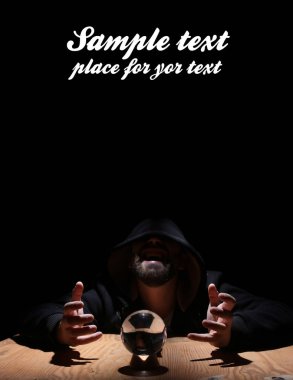 adam siyah başlıklı cristal topu ve metin için boş yer