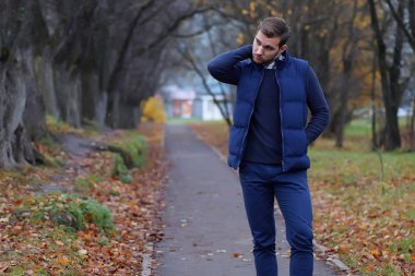 sonbaharda yakışıklı sakallı adam