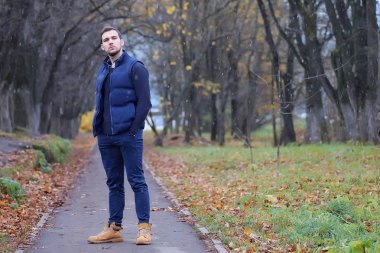 sonbaharda yakışıklı sakallı adam