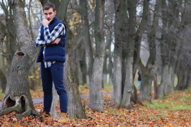 sonbaharda yakışıklı sakallı adam