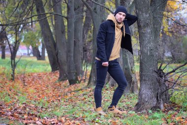 sonbaharda yakışıklı sakallı adam