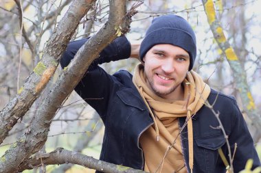 sonbaharda yakışıklı sakallı adam