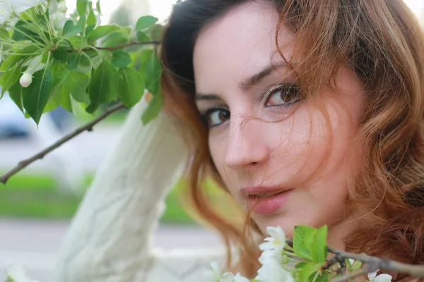 Mujeres con rama flor de manzana —  Fotos de Stock