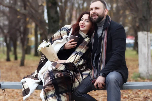 Pár v lásce datum na podzim park — Stock fotografie