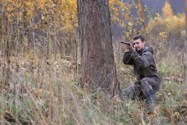 Cacciatore di uomini all'aperto in autunno caccia — Foto Stock
