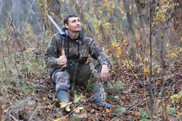 Человек охотник на открытом воздухе в осенней охоте — стоковое фото