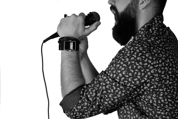Mikrofon na białym tle ręką człowieka — Zdjęcie stockowe