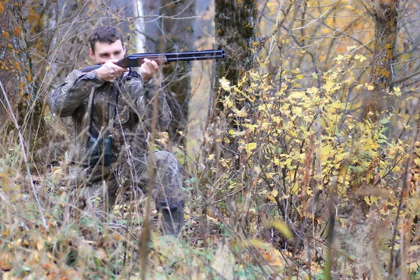 Людина мисливець на відкритому повітрі в осінньому полюванні — стокове фото