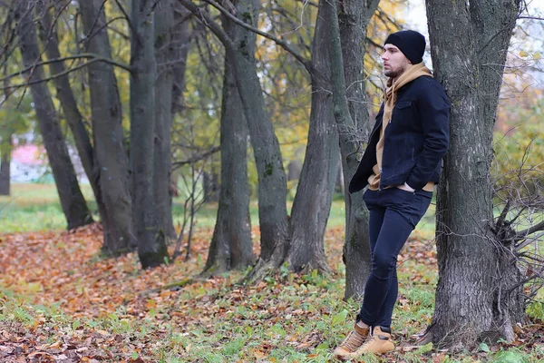 Schöner Mann mit Bart im Herbst — Stockfoto