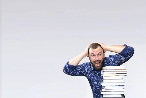 Estudante adulto barba homem com pilha de livro — Fotografia de Stock